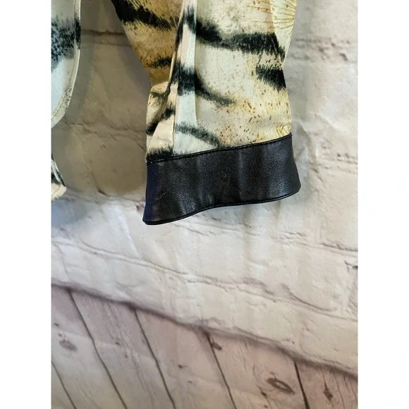Animal Print Tie Front Blouse Roll Tab Sleeves Woman Size S‎ - Picture 4 of 9